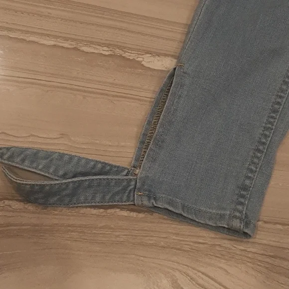 Levis - Picture 2 of 10